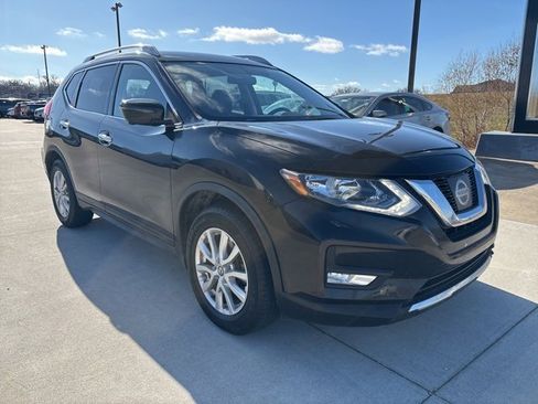 Used 2017 Nissan Rogue SV w/ SV Premium Package image 2