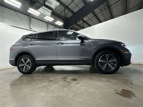 Certified 2024 Volkswagen Tiguan SE image 3