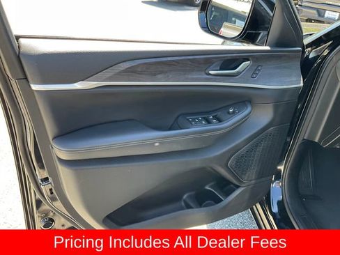 Used 2023 Jeep Grand Cherokee Limited w/ Luxury Tech Group II AWD/4WD image 7