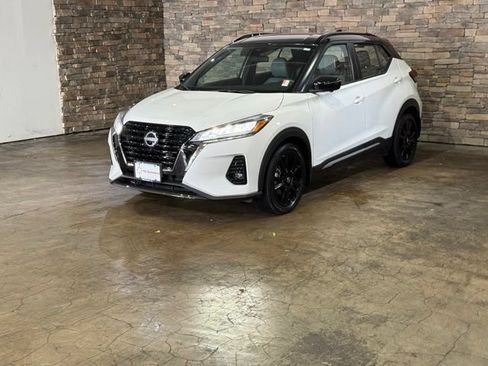 Used 2023 Nissan Kicks SR w/ SR Premium Package FWD image 5