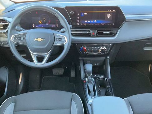 Used 2024 Chevrolet TrailBlazer LT w/ LT Cold Weather Package FWD image 11