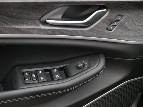 Used 2023 Jeep Grand Cherokee L Limited w/ Black Appearance Package image 19