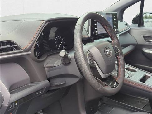 Certified 2022 Toyota Sienna XSE image 9