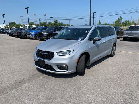 Used 2023 Chrysler Pacifica Limited FWD image 4