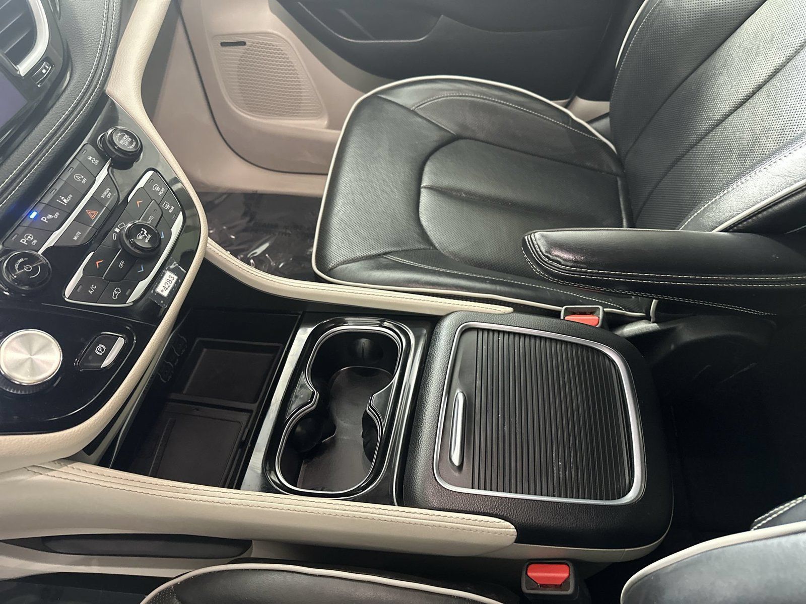 Used 2022 Chrysler Pacifica Limited FWD image 19