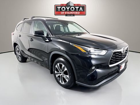 Used 2023 Toyota Highlander XLE image 1