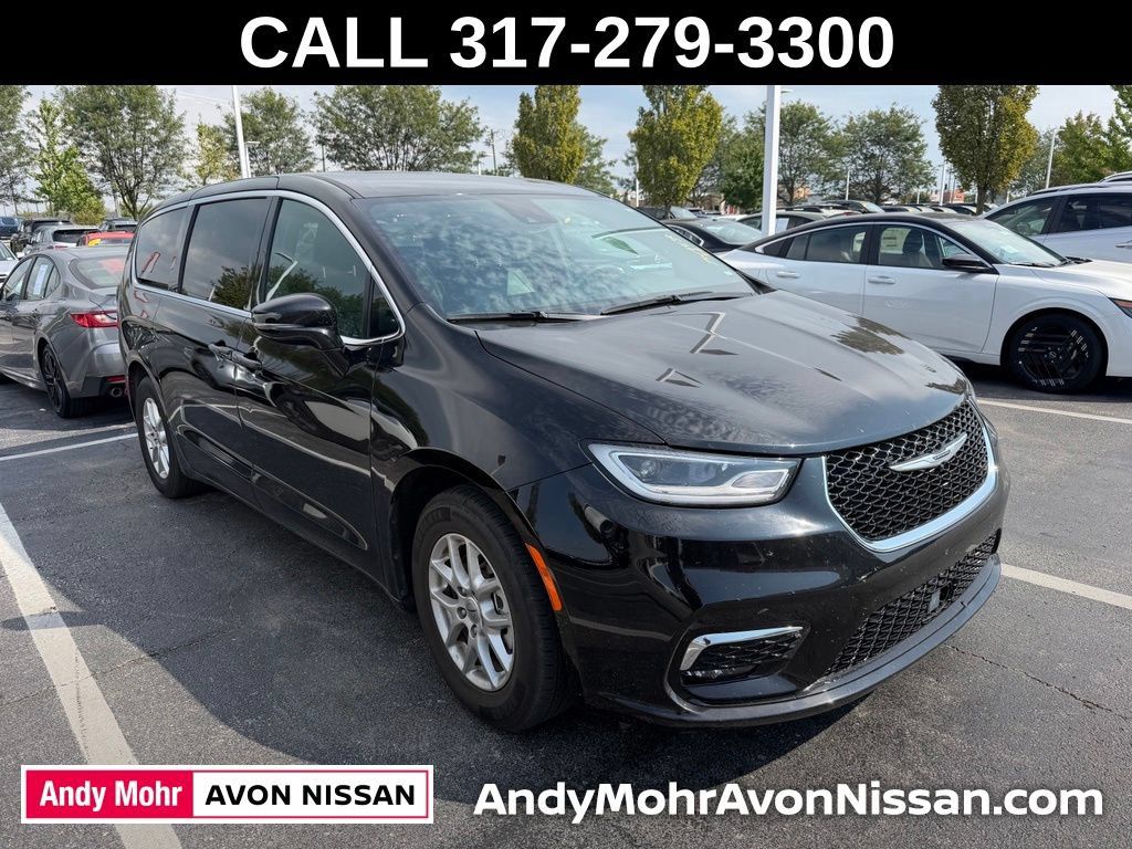 Used 2025 Chrysler Pacifica Select FWD image 1