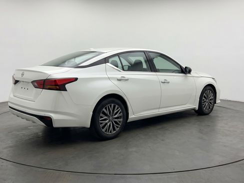 Used 2025 Nissan Altima 2.5 SV FWD image 9