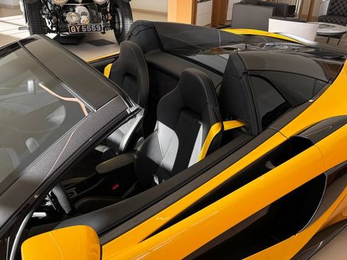 Used 2019 McLaren 570S Spider RWD image 18