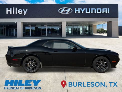 Used 2019 Dodge Challenger SXT w/ Blacktop Package RWD image 3