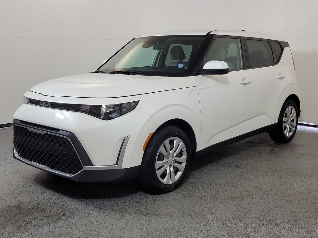 Used 2023 Kia Soul LX FWD image 3