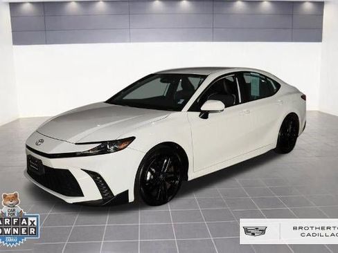 Used 2025 Toyota Camry SE image 1