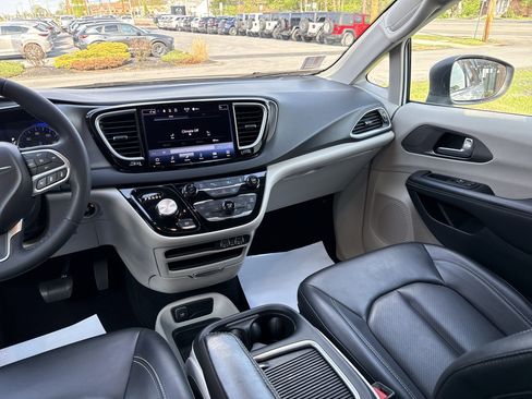Used 2023 Chrysler Pacifica Touring-L FWD image 22