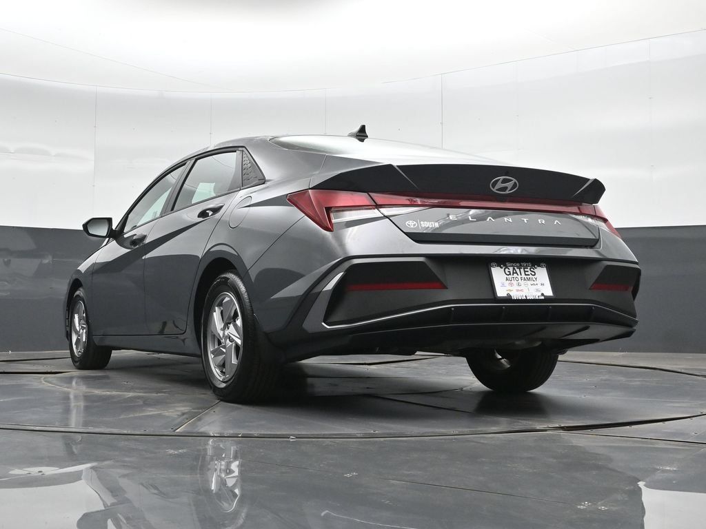 Used 2025 Hyundai Elantra SE FWD image 41