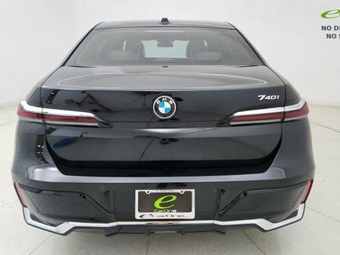 Used 2023 BMW 740i w/ Parking Assistance Package RWD image 5