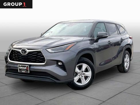 Used 2024 Toyota Highlander LE FWD image 1
