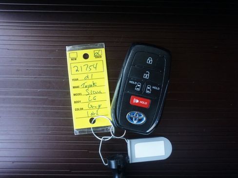 Certified 2021 Toyota Sienna LE FWD image 32