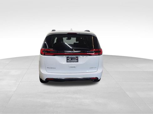 Used 2022 Chrysler Pacifica Limited FWD image 7