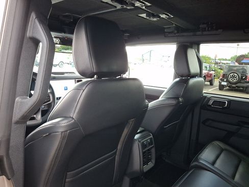 Used 2025 Ford Bronco Outer Banks AWD/4WD image 12