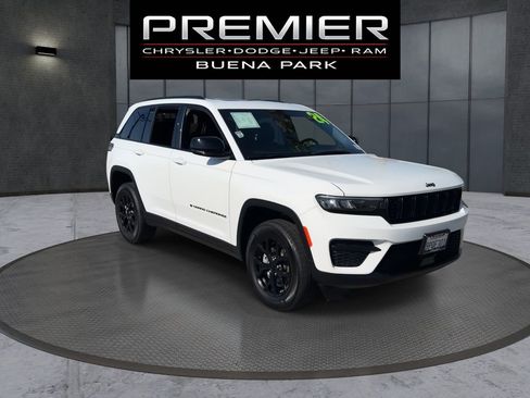 Used 2024 Jeep Grand Cherokee Altitude RWD image 2