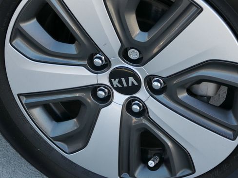 Used 2018 Kia Niro LX image 10