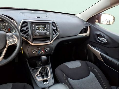 Used 2017 Jeep Cherokee Sport FWD image 19