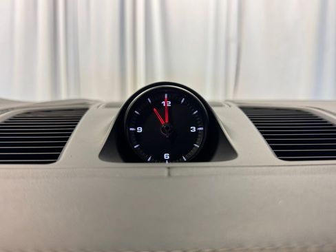 Certified 2023 Porsche Cayenne Platinum Edition image 28