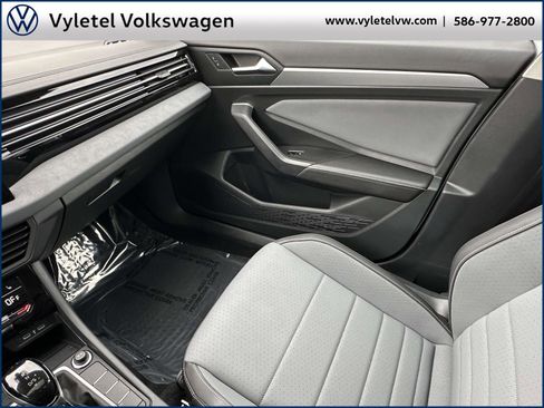 Certified 2025 Volkswagen Jetta SE w/ Sunroof Package image 31