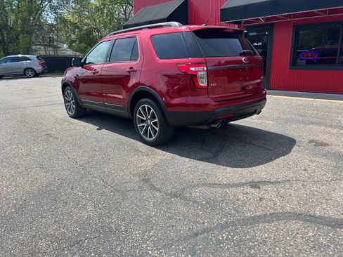 Used 2015 Ford Explorer XLT w/ Equipment Group 202A AWD/4WD image 16