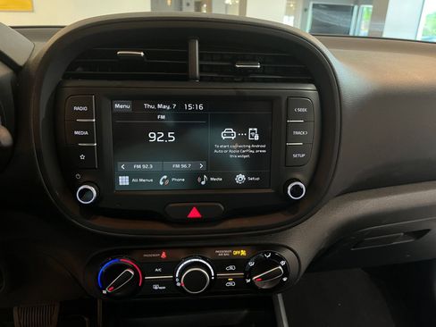 Used 2025 Kia Soul LX w/ LX Technology Package FWD image 17