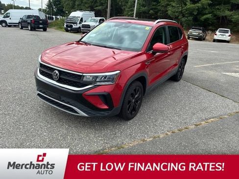 Used 2022 Volkswagen Taos SE w/ Panoramic Sunroof Package FWD image 9
