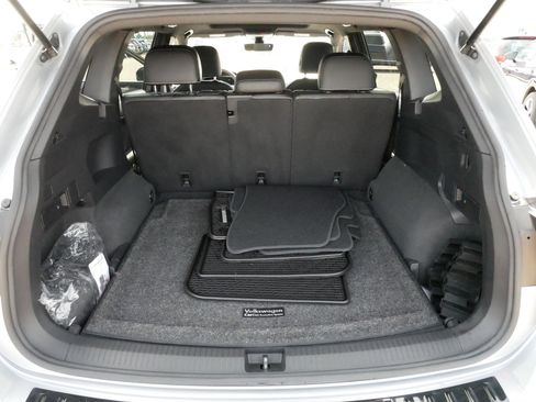 Certified 2023 Volkswagen Tiguan SE R-Line AWD/4WD image 18