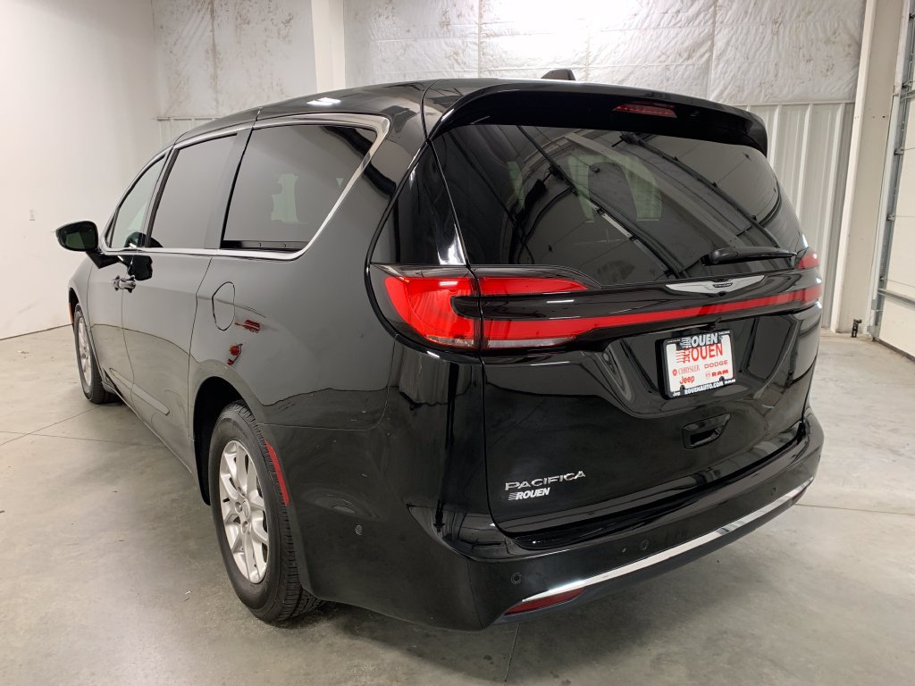 Used 2026 Chrysler Pacifica Select FWD image 5