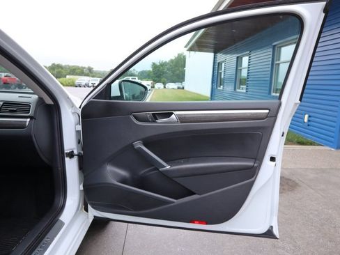 Used 2017 Volkswagen Passat 1.8T SE FWD image 23