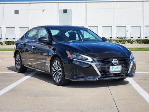 Used 2025 Nissan Altima 2.5 SV FWD image 3