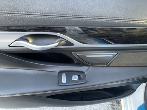 Used 2020 BMW 740i w/ M Sport Package image 24