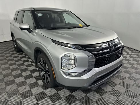 Used 2025 Mitsubishi Outlander SE FWD image 2