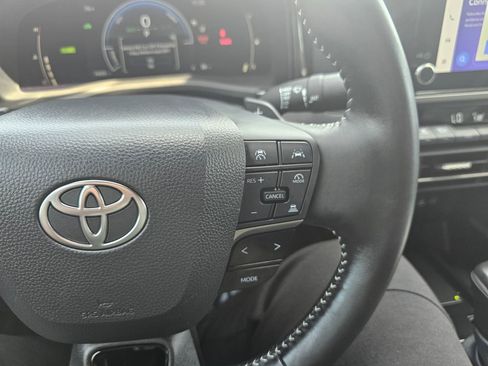 Used 2025 Toyota Camry SE w/ Convenience Package FWD image 17