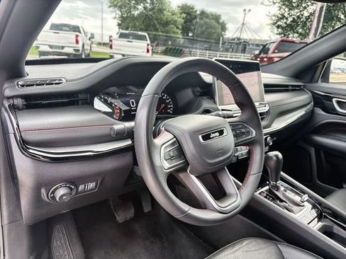 Used 2025 Jeep Compass Trailhawk AWD/4WD image 10