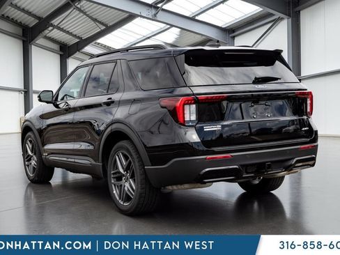 Used 2025 Ford Explorer ST-Line w/ ST-Line Street Pack AWD/4WD image 21