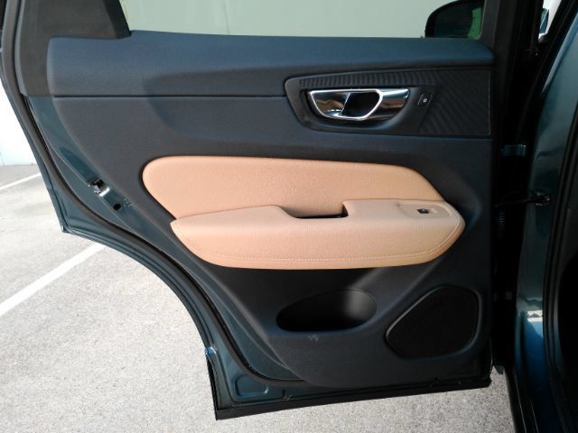 Used 2019 Volvo XC60 T5 Momentum w/ Premium Package FWD image 17