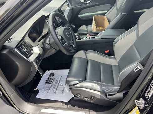 Used 2022 Volvo XC60 B5 R-Design w/ Advanced Package FWD image 16