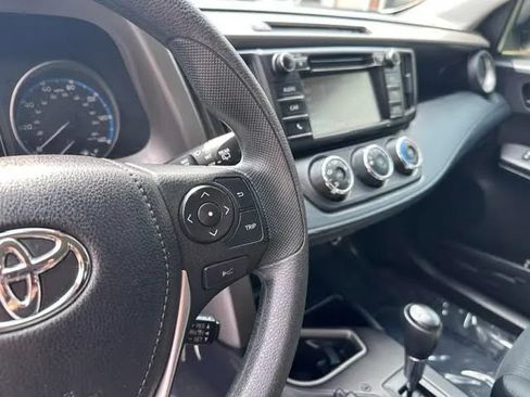 Used 2018 Toyota RAV4 LE FWD image 9