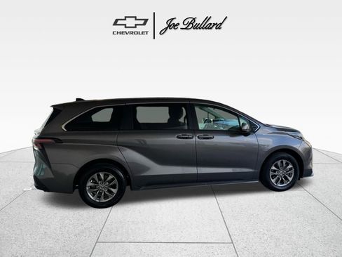 Used 2024 Toyota Sienna LE image 7