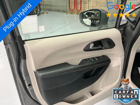 Used 2022 Chrysler Pacifica Touring-L w/ Uconnect Theater Family Group image 20