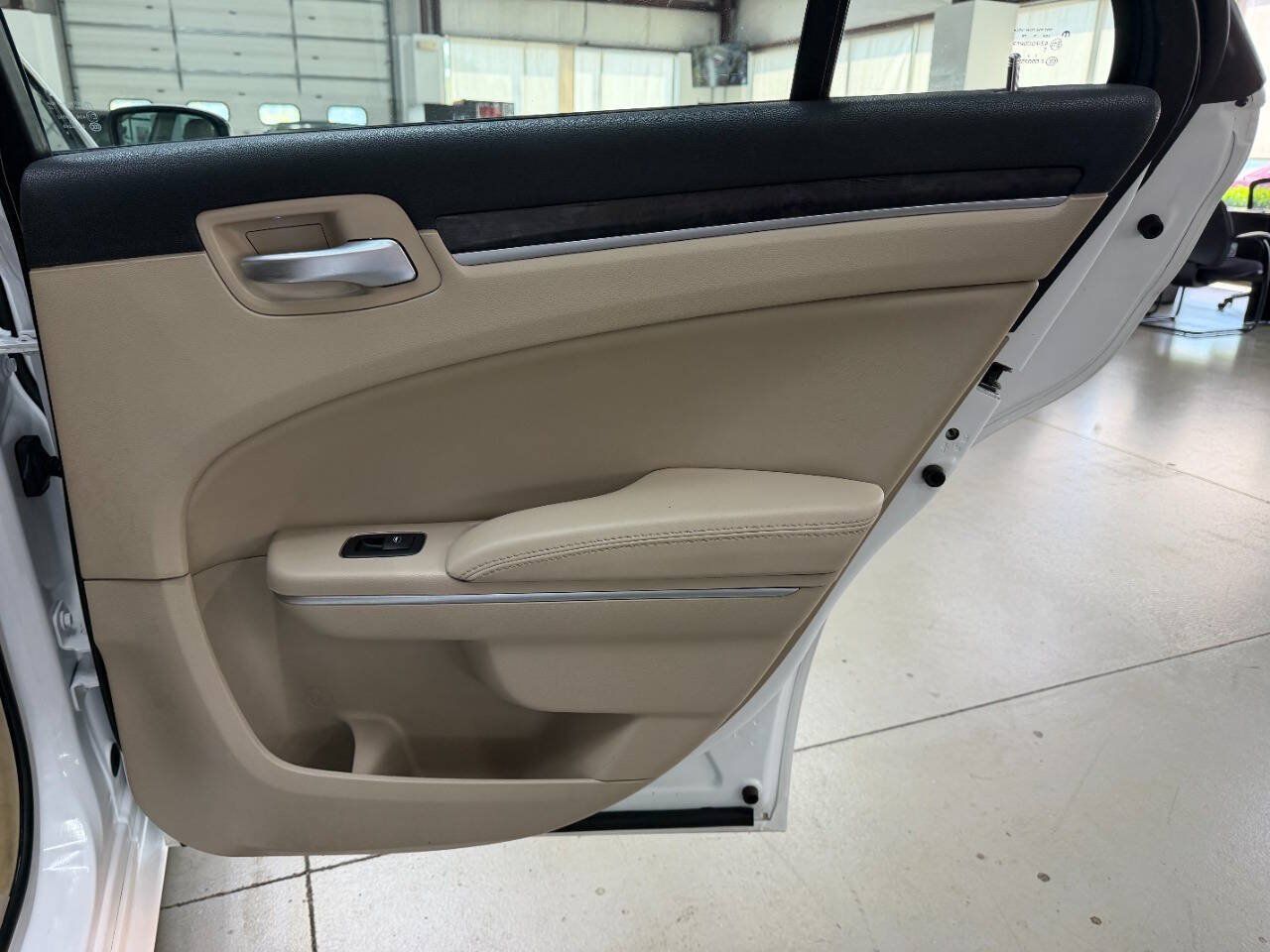Used 2014 Chrysler 300 w/ Driver Convenience Group RWD image 14