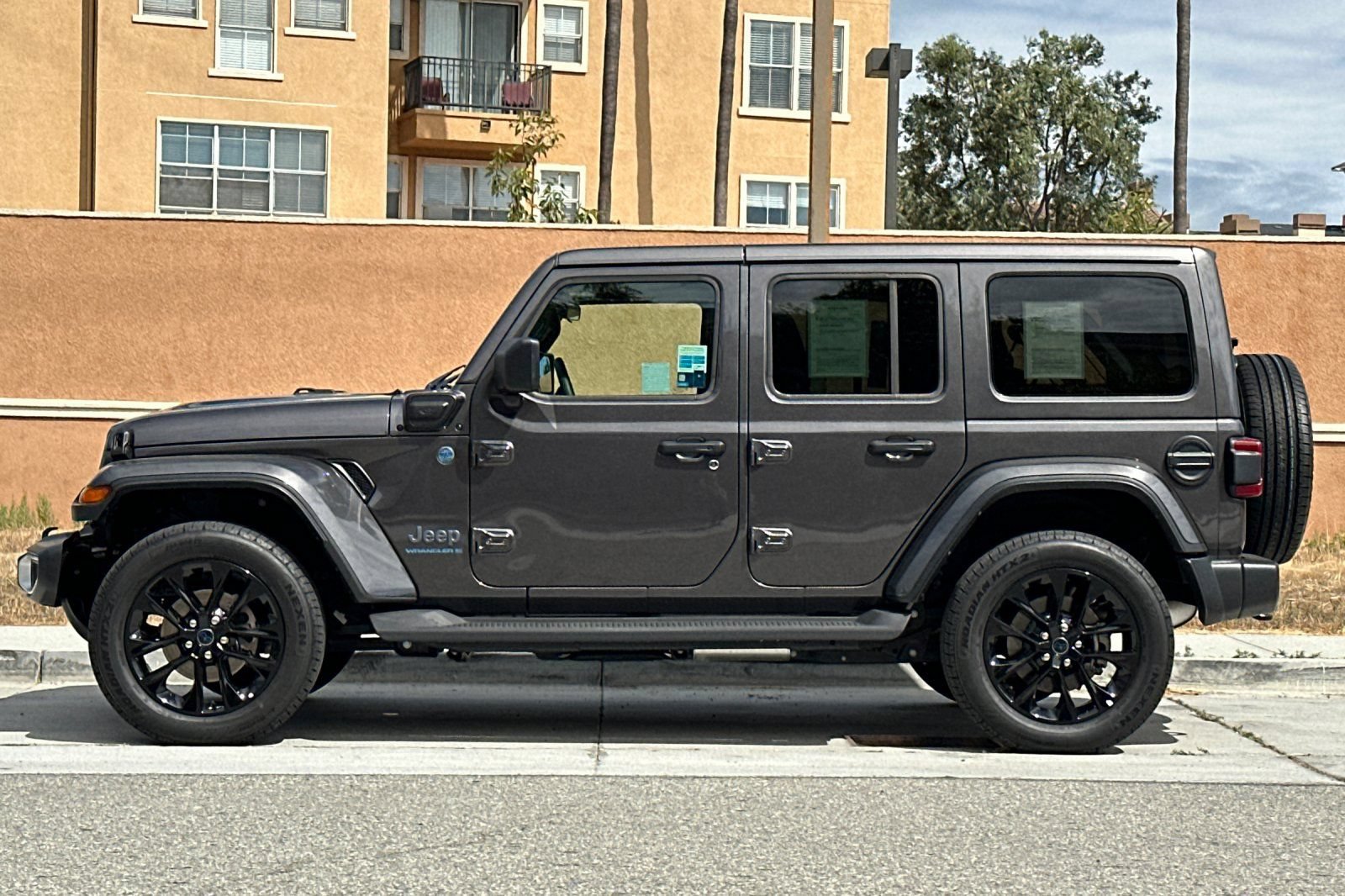Used 2025 Jeep Wrangler Unlimited Sahara AWD/4WD image 7
