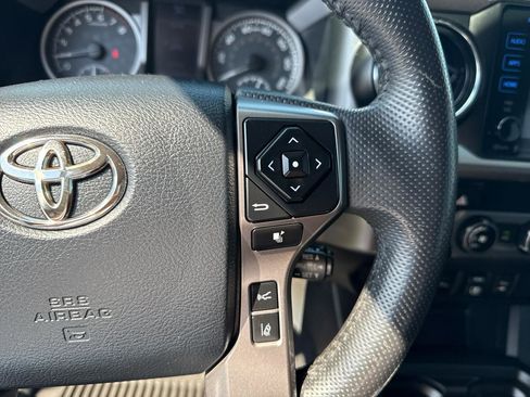 Used 2018 Toyota Tacoma SR5 RWD image 17