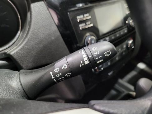 Used 2016 Nissan Rogue SV image 40