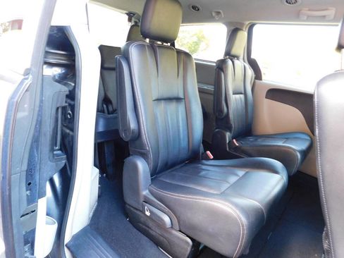 Used 2014 Chrysler Town & Country Touring image 22